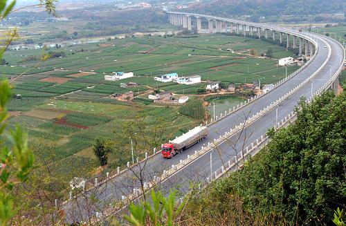 穿越滇西崇山峻嶺的保山至龍陵高速公路(3月26日攝)。新華社記者 陳海寧 攝