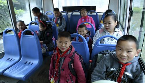 4月9日,湖北宣恩縣封口壩村的兒童搭乘“少兒公交”去上學。 新華社發(fā)(宋文 攝)