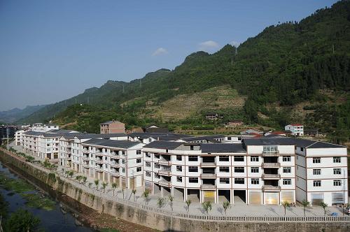 于2010年建成、用于安置生態(tài)扶貧搬遷戶的重慶石柱土家族自治縣龍沙鎮(zhèn)油房社區(qū)(4月8日攝)。新華社記者 李健 攝