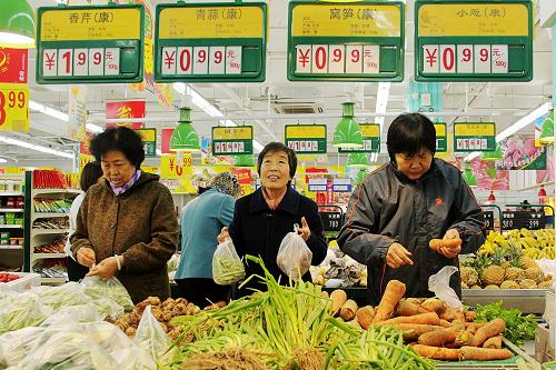4月8日,消費(fèi)者在河北省霸州市的一家超市選購(gòu)蔬菜。當(dāng)日,國(guó)家統(tǒng)計(jì)局發(fā)布數(shù)據(jù)顯示,3月份全國(guó)居民消費(fèi)價(jià)格總水平(CPI)同比上漲2.1%,漲幅比上月回落1.1個(gè)百分點(diǎn)。新華社發(fā)(王曉 攝)