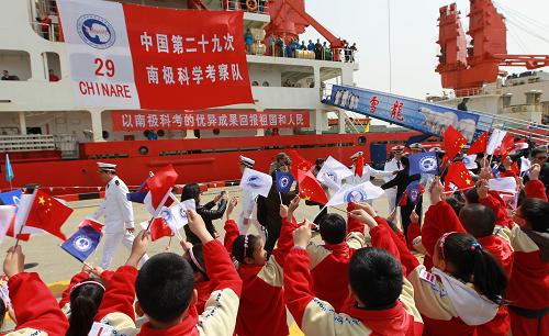 4月9日,少先隊(duì)員們熱烈歡迎凱旋歸來的“雪龍”號(hào)船員和科考隊(duì)員們。當(dāng)日,圓滿完成各項(xiàng)度夏科考任務(wù)的中國(guó)第29次南極科學(xué)考察隊(duì),乘坐“雪龍”號(hào)極地科學(xué)考察船凱旋歸來。國(guó)家海洋局和上海市政府在中國(guó)極地考察國(guó)內(nèi)基地碼頭聯(lián)合舉行了簡(jiǎn)短而熱烈的歡迎儀式。中國(guó)第29次南極科學(xué)考察隊(duì)于2012年11月5日從廣州出發(fā),歷時(shí)156天,四次成功穿越西風(fēng)帶,總航程2.9萬(wàn)多海里,其中冰區(qū)航行6000余海里,并首次到達(dá)南緯75°7.2',開創(chuàng)了我國(guó)船舶航行最南緯度地區(qū)新紀(jì)錄。本次考察中,中國(guó)第29次南極考察隊(duì)分別在長(zhǎng)城站、中山站、昆侖站和雪龍船完成了53項(xiàng)科學(xué)考察任務(wù)和工程建設(shè)任務(wù)。新華社記者 裴鑫 攝