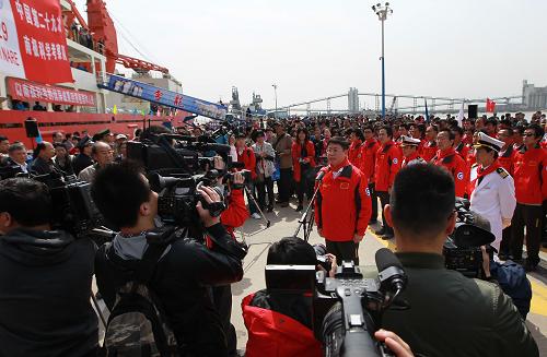 4月9日,中國(guó)第29次南極考察隊(duì)領(lǐng)隊(duì)曲探宙(中)在歡迎儀式上介紹本次科考取得的成果。新華社記者 裴鑫 攝