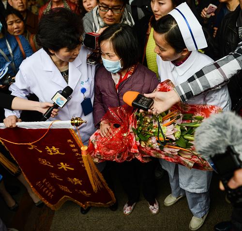 4月19日,李蘭娟教授(前左)代表醫(yī)護(hù)人員把鮮花送給治愈患者賈某(中),賈某則將感謝的錦旗送給醫(yī)護(hù)人員。當(dāng)日中午11時(shí),H7N9禽流感患者賈某在浙江大學(xué)醫(yī)學(xué)院附屬第一醫(yī)院傳染病診治國(guó)家重點(diǎn)實(shí)驗(yàn)室感染病房治愈出院。她是浙江省首例出院的H7N9禽流感患者,也是全國(guó)為數(shù)不多的重癥出院患者。51歲的賈某因“反復(fù)咳嗽咳痰伴咳血20多天,發(fā)熱3天”入院后,中國(guó)工程院院士、傳染病診治國(guó)家重點(diǎn)實(shí)驗(yàn)室主任李蘭娟教授牽頭成立治療小組,匯集感染病、呼吸科、重癥監(jiān)護(hù)等各方面專家及醫(yī)護(hù)人員進(jìn)行治療,患者各項(xiàng)生命體征逐步恢復(fù)正常,病愈出院。新華社記者 徐昱 攝