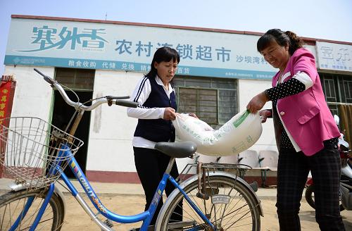 寧夏青銅峽市中灘鄉(xiāng)沙壩灣村農(nóng)戶在“糧食銀行”兌換點(diǎn)兌換成品糧(5月7日攝)。新華社記者 王鵬 攝