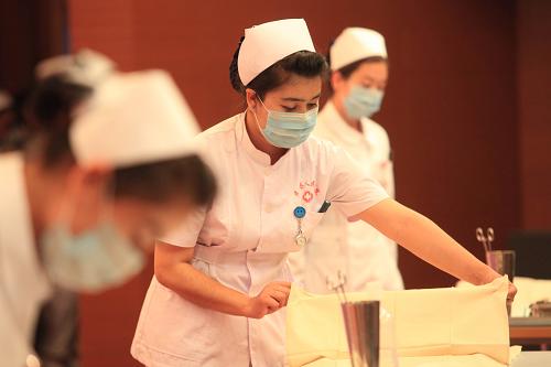 5月7日,一名天津醫(yī)學(xué)高等??茖W(xué)校護(hù)理系學(xué)生在進(jìn)行無菌操作技能展示。 當(dāng)日,天津醫(yī)學(xué)高等??茖W(xué)校護(hù)理系師生與對口援疆項(xiàng)目新疆班學(xué)生共同舉行慶祝國際護(hù)士節(jié)大會。學(xué)子們展示護(hù)理技能,以莊嚴(yán)的授帽儀式表達(dá)獻(xiàn)身護(hù)理事業(yè)的決心。2012年10月,新疆和田地區(qū)農(nóng)村衛(wèi)生人員培訓(xùn)班在天津開班,101名維吾爾族學(xué)生享受全額資助,開始為期兩年的免費(fèi)醫(yī)療培訓(xùn)。他們結(jié)業(yè)后將統(tǒng)一分配工作,為進(jìn)一步提升新疆和田地區(qū)醫(yī)療服務(wù)水平添磚加瓦。新華社發(fā)(李想 攝)