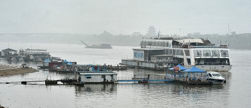 高水位下的長(zhǎng)沙湘江主航道(5月8日攝)。5月8日,湖南省長(zhǎng)沙湘江水位受暴雨影響迅速上漲。據(jù)長(zhǎng)沙水文站監(jiān)測(cè)數(shù)據(jù)顯示,截至8日8時(shí),湘江長(zhǎng)沙段水位漲至29.25米,較前日上漲0.58米。據(jù)當(dāng)?shù)貧庀蟛块T預(yù)報(bào),未來幾天,長(zhǎng)沙地區(qū)仍將有大到暴雨,并伴有短時(shí)雷暴大風(fēng)等強(qiáng)對(duì)流天氣。目前,當(dāng)?shù)胤姥床块T正嚴(yán)密監(jiān)控雨情、水情的變化,加強(qiáng)堤防巡查。新華社記者 龍弘濤 攝