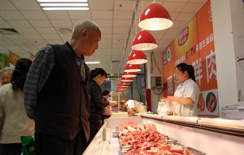 5月9日,市民在石家莊市一家超市內(nèi)選購(gòu)鮮肉。當(dāng)日,國(guó)家統(tǒng)計(jì)局發(fā)布統(tǒng)計(jì)數(shù)據(jù),4月份全國(guó)居民消費(fèi)價(jià)格總水平(CPI)同比上漲2.4%,漲幅比上月擴(kuò)大0.3個(gè)百分點(diǎn)。新華社發(fā)(朱旭東 攝)