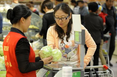 5月8日,顧客在寧夏銀川市的一家超市內(nèi)購(gòu)買蔬菜。新華社發(fā)(李然 攝)