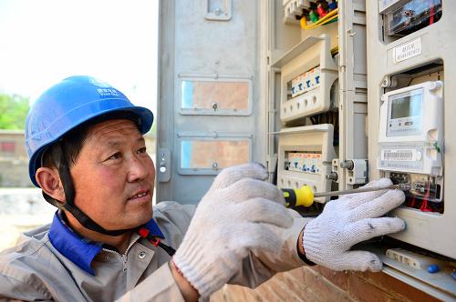 5月13日,國(guó)家電網(wǎng)茌平供電公司的工作人員為山東省茌平縣博平鎮(zhèn)村民統(tǒng)一免費(fèi)更換智能電表。記者從國(guó)家電網(wǎng)山東電力集團(tuán)了解到,2013年山東將集中改造升級(jí)全省農(nóng)村電網(wǎng),基本解決全網(wǎng)線路“卡脖子”和配變過載等問題,并將在“十二五”期間投入480億元進(jìn)一步縮小城鄉(xiāng)用電差距。新華社記者 郭緒雷 攝