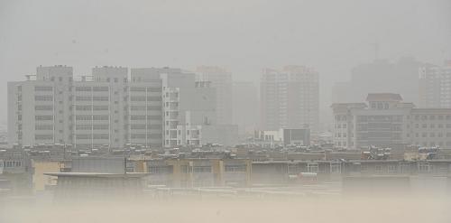 5月13日,寧夏回族自治區(qū)銀川市市區(qū)內(nèi)部分街道建筑籠罩在浮塵中。當(dāng)日,寧夏回族自治區(qū)銀川市遭遇重度浮塵揚(yáng)沙天氣,市區(qū)內(nèi)街道和建筑籠罩在浮塵中,市民外出時紛紛戴上帽子、口罩等防備浮塵和揚(yáng)沙。據(jù)銀川市環(huán)保局網(wǎng)站公布的數(shù)據(jù)顯示,截至5月13日中午,銀川市寧安大街空氣質(zhì)量監(jiān)測點(diǎn)PM2.5為107微克每立方米。新華社記者 彭昭之 攝