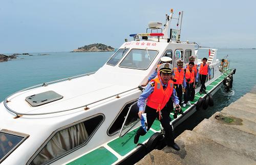 5月14日,中國海監(jiān)福建省總隊(duì)的執(zhí)法人員登上位于泉州市海域的大竹島實(shí)施巡查。當(dāng)日,由中國海監(jiān)東海總隊(duì)和中國海監(jiān)福建省總隊(duì)聯(lián)合開展的中國海監(jiān)2013年度福建海島聯(lián)合執(zhí)法行動在福建泉州市全面啟動。60多名執(zhí)法人員組成8個執(zhí)法組聯(lián)合對泉州市海域80多個海島及其周邊海域?qū)嵤┭膊?。?jù)介紹,此次行動的目的是為了加強(qiáng)海島執(zhí)法,保護(hù)海島及其周邊海域生態(tài)系統(tǒng),科學(xué)引導(dǎo)各類開發(fā)利用海島自然資源行動,維護(hù)國家海洋權(quán)益。新華社記者 魏培全 攝
