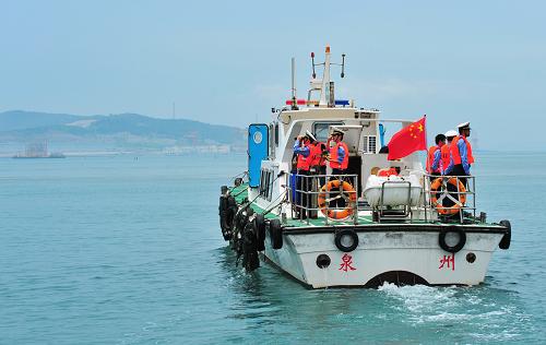 5月14日,中國海監(jiān)福建省總隊(duì)執(zhí)法隊(duì)員在海面巡查。新華社記者 魏培全 攝