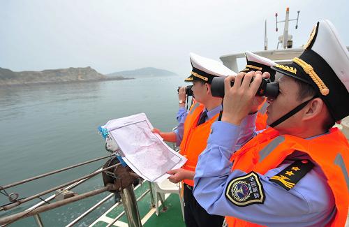 5月14日,中國海監(jiān)福建省總隊(duì)執(zhí)法隊(duì)員在巡查。新華社記者 魏培全 攝
