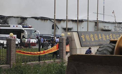 6月3日,消防官兵在火災(zāi)現(xiàn)場進(jìn)行救援。新華社記者王昊飛攝