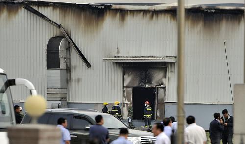 6月3日,消防官兵在火災(zāi)現(xiàn)場進(jìn)行清理。新華社記者王昊飛攝