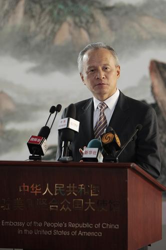 6月5日,中國駐美國大使崔天凱在美國首都華盛頓接受中國常駐美國主要新聞媒體聯(lián)合采訪。崔天凱說,習(xí)近平主席與奧巴馬總統(tǒng)將于當(dāng)?shù)貢r(shí)間7日至8日在美國加利福尼亞州舉行會(huì)晤,此次會(huì)晤是兩國政府換屆后中美元首之間首次面對(duì)面接觸,也是一次戰(zhàn)略性和歷史性會(huì)晤。兩國領(lǐng)導(dǎo)人將圍繞構(gòu)建中美新型大國關(guān)系這一主線,就事關(guān)兩國關(guān)系未來發(fā)展的重大問題進(jìn)行深入溝通。 新華社記者 方喆 攝