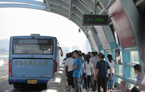 6月8日,在廈門BRT快速公交車道蔡塘站,乘客們準備上車。記者從廈門市政府新聞辦公室獲悉,7日18時20分許,福建省廈門市一公交車在行駛過程中突然起火,共造成47人死亡、34人因傷住院。經(jīng)有關專家會同當?shù)毓矙C關現(xiàn)場勘查發(fā)現(xiàn),起火公交車輪胎正常、油箱完整,現(xiàn)場發(fā)現(xiàn)的助燃劑經(jīng)檢驗為汽油,而該公交車使用的是柴油發(fā)動機,由此可排除安全生產事故。經(jīng)初步認定,這是一起嚴重刑事案件,有關情況正在深入調查中。新華社記者 魏培全 攝