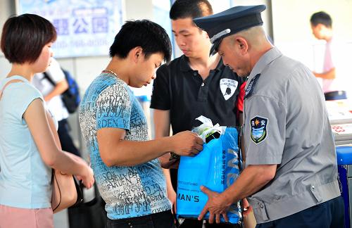 6月8日,在廈門BRT快速公交車道蔡塘站,車站加強了安保措施,工作人員在對乘客行李進行安檢。新華社記者 魏培全 攝