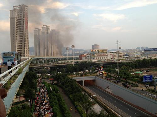 這是6月7日拍攝的廈門高架路上的快速公交起火事故現(xiàn)場。新華社發(fā)