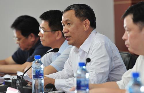 6月8日,在廈門市人民政府新聞發(fā)布會(huì)現(xiàn)場(chǎng),新聞發(fā)言人黃文輝(左三)在介紹案情。當(dāng)日,廈門市就廈門公交車起火刑事案件召開新聞發(fā)布會(huì)。6月7日18時(shí)20分許,福建省廈門市一公交車在行駛過程中突然起火,共造成47人死亡、34人因傷住院。經(jīng)勘查發(fā)現(xiàn),起火公交車輪胎正常、油箱完整,現(xiàn)場(chǎng)發(fā)現(xiàn)的助燃劑經(jīng)檢驗(yàn)為汽油,而該公交車使用的是柴油發(fā)動(dòng)機(jī),由此可排除安全生產(chǎn)事故。經(jīng)初步認(rèn)定這是一起嚴(yán)重刑事。發(fā)布會(huì)上還透露,目前,案件偵破情況已有所進(jìn)展,廈門市將擇機(jī)向社會(huì)公布有關(guān)情況。新華社記者 魏培全 攝
