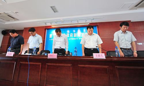 6月8日,在廈門市人民政府新聞發(fā)布會(huì)現(xiàn)場(chǎng),廈門市安監(jiān)局、交通局、衛(wèi)生局、教育局的相關(guān)負(fù)責(zé)人、新聞發(fā)言人和媒體記者向遇難者默哀。新華社記者 魏培全 攝