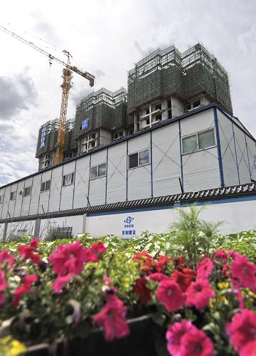 這是內(nèi)蒙古呼和浩特市賽罕區(qū)2013年新開工建設(shè)的保障性住房(6月20日攝)。2013年,國家下達(dá)內(nèi)蒙古自治區(qū)各類保障性安居工程開工任務(wù)為22萬套。截至5月底,內(nèi)蒙古自治區(qū)保障性住房已開工67168套,開工量達(dá)到年度總?cè)蝿?wù)30%以上,已完成投資103.4億元。新華社記者 趙婷婷 攝