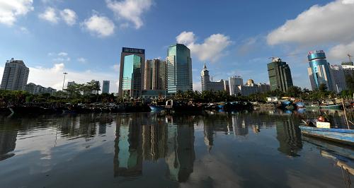 7月1日,船舶在??谑腥f(wàn)綠園附近海域靠泊。新華社記者 趙穎全 攝