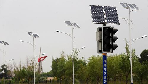 格爾木市區(qū)的很多街道都有太陽能路燈、信號燈(7月8日攝)。新華社記者 侯德強 攝