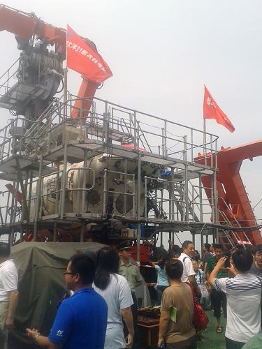 7月17日上午,在廈門國際油輪碼頭,“向陽紅9號(hào)”科考船對(duì)廈門市民開放,大批市民前來參觀“蛟龍?zhí)?#8221;載人深潛器。近日,“蛟龍?zhí)?#8221;深海潛水器和母船“向陽紅9號(hào)”在完成第一航段南海試驗(yàn)科考任務(wù)后,靠泊廈門碼頭進(jìn)行補(bǔ)給、維護(hù)及人員輪換工作。新華社記者 項(xiàng)開來 攝