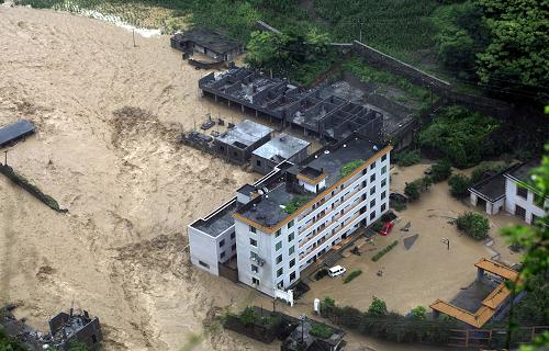 7月18日拍攝的云南省大關(guān)縣受災(zāi)景象。據(jù)云南省昭通市防汛抗旱指揮部辦公室消息,7月17日以來,昭通市普降暴雨引發(fā)洪澇災(zāi)害,造成昭陽區(qū)、大關(guān)縣、永善縣、水富縣等5個區(qū)縣受災(zāi)。初步統(tǒng)計,截至18日18時,受災(zāi)人口已達約6萬人,死亡3人,60余間房屋倒塌,近千公頃農(nóng)作物受災(zāi),部分鄉(xiāng)鎮(zhèn)供電中斷,通訊困難。目前,當(dāng)?shù)卣﹂_展搶險救災(zāi)。新華社發(fā)(張廣玉 攝)