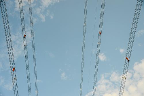 7月31日,在浙江長興縣林城鎮(zhèn)石英村,浙江省送變電工程公司工作人員冒著高溫在50多米高的“皖電東送”線路鐵塔進行最后的走線驗收。從8月1日開始,該線路將進入帶電測試階段。新華社記者 徐昱 攝