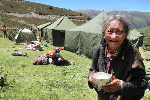 昌都地區(qū)左貢縣田妥鎮(zhèn)嘎益村63歲的央宗老人在臨時安置點(diǎn)(8月13日攝)。新華社記者 文濤 攝