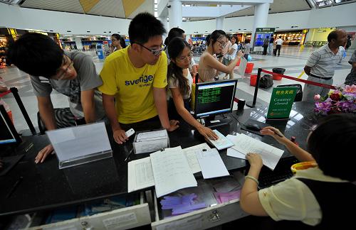 8月14日,旅客正在??诿捞m機(jī)場(chǎng)辦理機(jī)票改簽手續(xù)。當(dāng)日,受強(qiáng)臺(tái)風(fēng)“尤特”影響,??诿捞m機(jī)場(chǎng)取消航班35架次,延誤航班16架次,目前機(jī)場(chǎng)已為航班取消的旅客提供機(jī)票改簽及食宿服務(wù)。新華社記者 郭程 攝