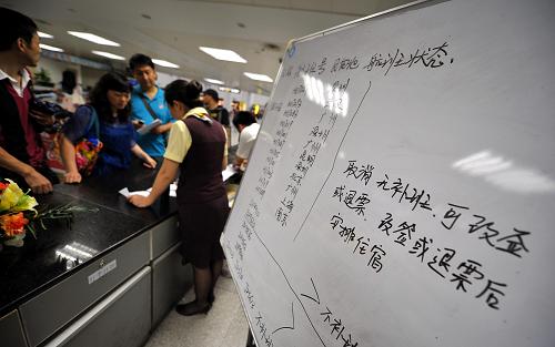 8月14日,旅客正在??诿捞m機(jī)場(chǎng)辦理機(jī)票改簽手續(xù)。新華社記者 郭程 攝