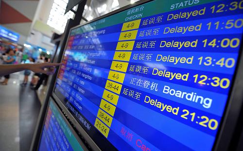 8月14日,旅客正在海口美蘭機(jī)場(chǎng)查看航班信息。新華社記者 郭程 攝