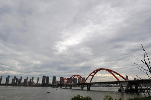 烏云籠罩下的長(zhǎng)沙福元路大橋(8月15日攝)。當(dāng)日,受強(qiáng)臺(tái)風(fēng)“尤特”外圍云系影響,湖南長(zhǎng)沙烏云壓城、高溫緩和。據(jù)當(dāng)?shù)貧庀笈_(tái)介紹,今年第11號(hào)強(qiáng)臺(tái)風(fēng)“尤特”于8月14日在廣東陽江登陸,受其外圍云系影響,湖南省大部分地區(qū)開始出現(xiàn)大風(fēng)降雨天氣,最高氣溫降至35攝氏度以下。據(jù)預(yù)測(cè),由于登陸后“尤特”移速減慢,影響湖南的時(shí)間將拉長(zhǎng),預(yù)計(jì)影響時(shí)間將持續(xù)到18日。新華社記者 龍弘濤 攝