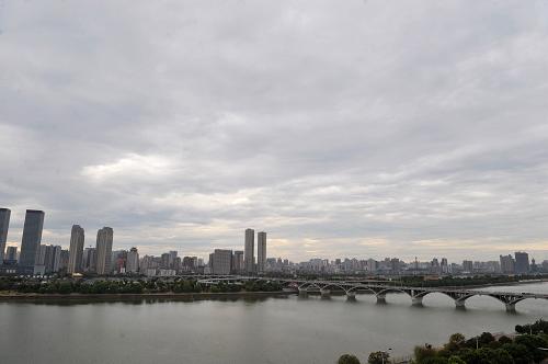 烏云籠罩下的長(zhǎng)沙橘子洲大橋(8月15日攝)。新華社記者 龍弘濤 攝