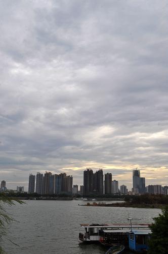 烏云籠罩下的長(zhǎng)沙湘江沿岸建筑(8月15日攝)。新華社記者 龍弘濤 攝