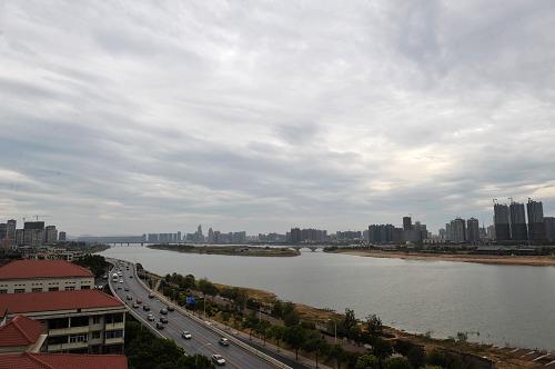 烏云籠罩下的長(zhǎng)沙湘江沿岸建筑(8月15日攝)。新華社記者 龍弘濤 攝