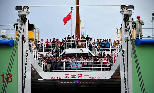 8月15日,從海安港駛?cè)牒?诟鄣目蜐L船上的乘客等待下船。當(dāng)日8時(shí)起,隨著第11號(hào)強(qiáng)臺(tái)風(fēng)“尤特”對(duì)瓊州海峽影響逐漸減弱,瓊州海峽抗風(fēng)8級(jí)客滾船恢復(fù)通航。受強(qiáng)臺(tái)風(fēng)影響,瓊州海峽封航49個(gè)小時(shí),致使瓊州海峽全線約4萬(wàn)名旅客、5000多輛汽車滯留。目前??诟壅诜e極疏導(dǎo)過(guò)海旅客、車輛,預(yù)計(jì)10小時(shí)左右恢復(fù)暢通。新華社記者 郭程 攝