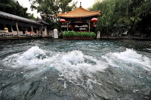 濟(jì)南趵突泉泉水噴涌激烈,三個(gè)泉眼水流直徑超過(guò)1米,出現(xiàn)“水涌若輪”的景觀(8月15日攝)。近日,濟(jì)南趵突泉地下水位達(dá)到29.86米,為今年以來(lái)的最高水位,與2003年復(fù)噴以來(lái)的29.93米最高水位也相差不多。高漲的地下水位使趵突泉噴涌激烈,出現(xiàn)“趵突騰空”奇觀,特別是近距離靠近泉眼時(shí)看到泉流跳躍出水面,泉眼附近水流激蕩,能聽(tīng)到水聲隆隆,恰如北魏酈道元編寫(xiě)的《水經(jīng)注》中對(duì)趵突泉“泉源上奮,水涌若輪,突出雪濤數(shù)尺,聲如隱雷”的描寫(xiě)。新華社記者 徐速繪 攝