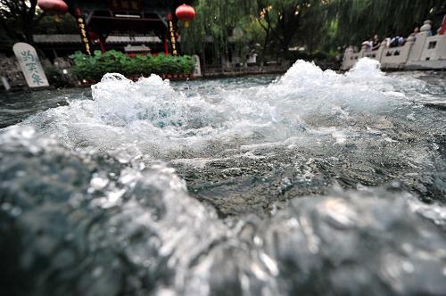 濟(jì)南趵突泉泉水噴涌激烈,泉眼附近水流激蕩(8月15日攝)。新華社記者 徐速繪 攝