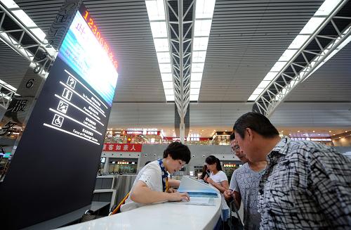 8月16日,沈陽北站服務(wù)人員在解答乘客的問題。新華社記者 潘昱龍 攝