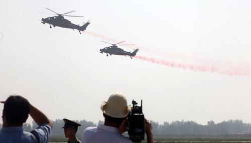 8月25日,兩架陸航飛行表演隊的直升機在位于北京的駐地進行訓練。新華社發(fā)(劉東岳 攝)