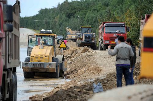 8月26日,在饒撫公路建華橋段,搶險(xiǎn)車(chē)輛在進(jìn)行搶險(xiǎn)。8月25日晚,受洪水影響而阻斷的饒撫公路建華橋段、飛機(jī)場(chǎng)路口段短暫通車(chē)后又被洪水沒(méi)過(guò),導(dǎo)致?lián)徇h(yuǎn)縣公路對(duì)外交通恢復(fù)約五個(gè)小時(shí)后又再度中斷。受上游同江八岔鄉(xiāng)段堤壩決口影響,大量江水倒灌入黑龍江撫遠(yuǎn)臨江村鎮(zhèn),撫遠(yuǎn)縣另一主要公路——同撫公路也已經(jīng)漫水無(wú)法通車(chē)。撫遠(yuǎn)縣對(duì)外公路交通已經(jīng)全部中斷,交通部門(mén)仍在全力搶修。新華社記者 王建威 攝