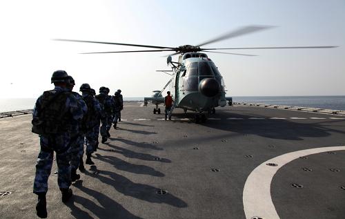 9月11日,在亞丁灣海域航行的井岡山艦上,中國海軍第十五批護航編隊特戰(zhàn)隊員準備登機。新華社記者 梁舜 攝