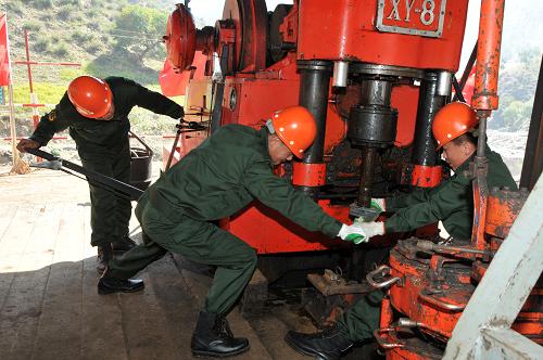 武警黃金第二支隊(duì)官兵從鉆機(jī)上取下最后一根巖芯(9月11日攝)。當(dāng)日,武警黃金第二支隊(duì)官兵在內(nèi)蒙古包頭市哈達(dá)門溝柳壩溝礦段,從Y0203號(hào)機(jī)臺(tái)上取下最后一根巖芯,標(biāo)志著這座儲(chǔ)藏量達(dá)到130噸的超大型黃金礦勘探普查工作圓滿完成。承擔(dān)勘探普查任務(wù)的武警黃金第二支隊(duì)官兵從今年5月13日開孔鉆探,歷時(shí)118天,鉆探深度2003.90米,達(dá)到海拔負(fù)300米,刷新了武警黃金部隊(duì)巖心鉆探的新記錄。新華社記者 張領(lǐng) 攝