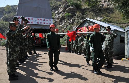 武警黃金第二支隊(duì)官兵從鉆機(jī)上取出最后一根巖芯(9月11日攝)。新華社記者 張領(lǐng) 攝