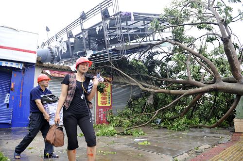 9月23日,在汕尾市區(qū),市民李先生的汽車修理店被倒下的大型廣告牌和樹木砸毀,李先生夫婦兩人受輕傷,冒險從店里搶救物資。廣東省三防辦提供的信息顯示,截至23日9時,今年第19號強(qiáng)臺風(fēng)“天兔”登陸后已造成廣東25人死亡,全省356.3萬人受災(zāi),緊急轉(zhuǎn)移安置22.6萬人,倒塌和嚴(yán)重?fù)p壞房屋7100余間。粵東地區(qū)發(fā)生海水倒灌、漫堤、大面積停水停電等災(zāi)情。新華社記者 梁旭 攝