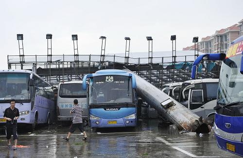 9月23日,在汕尾汽車總站,倒塌的大型廣告牌將客運(yùn)站多輛汽車砸毀。新華社記者 梁旭 攝